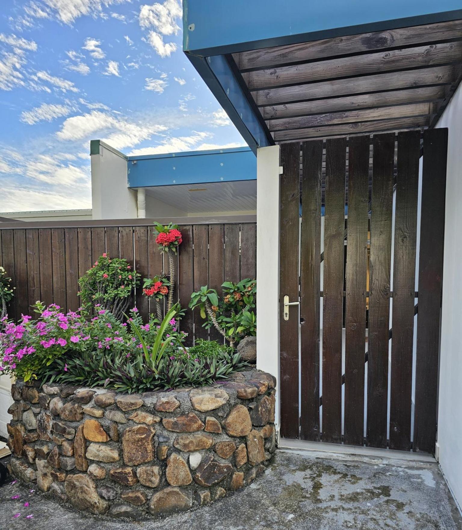 Cozy House In A Private Complex Villa Paea Екстериор снимка